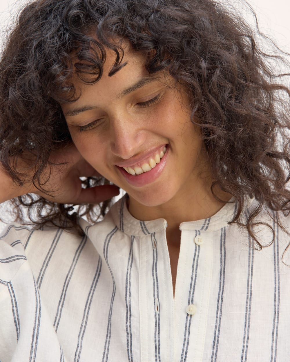 The Henley Shirt In Linen | Bone/Navy - Image 4