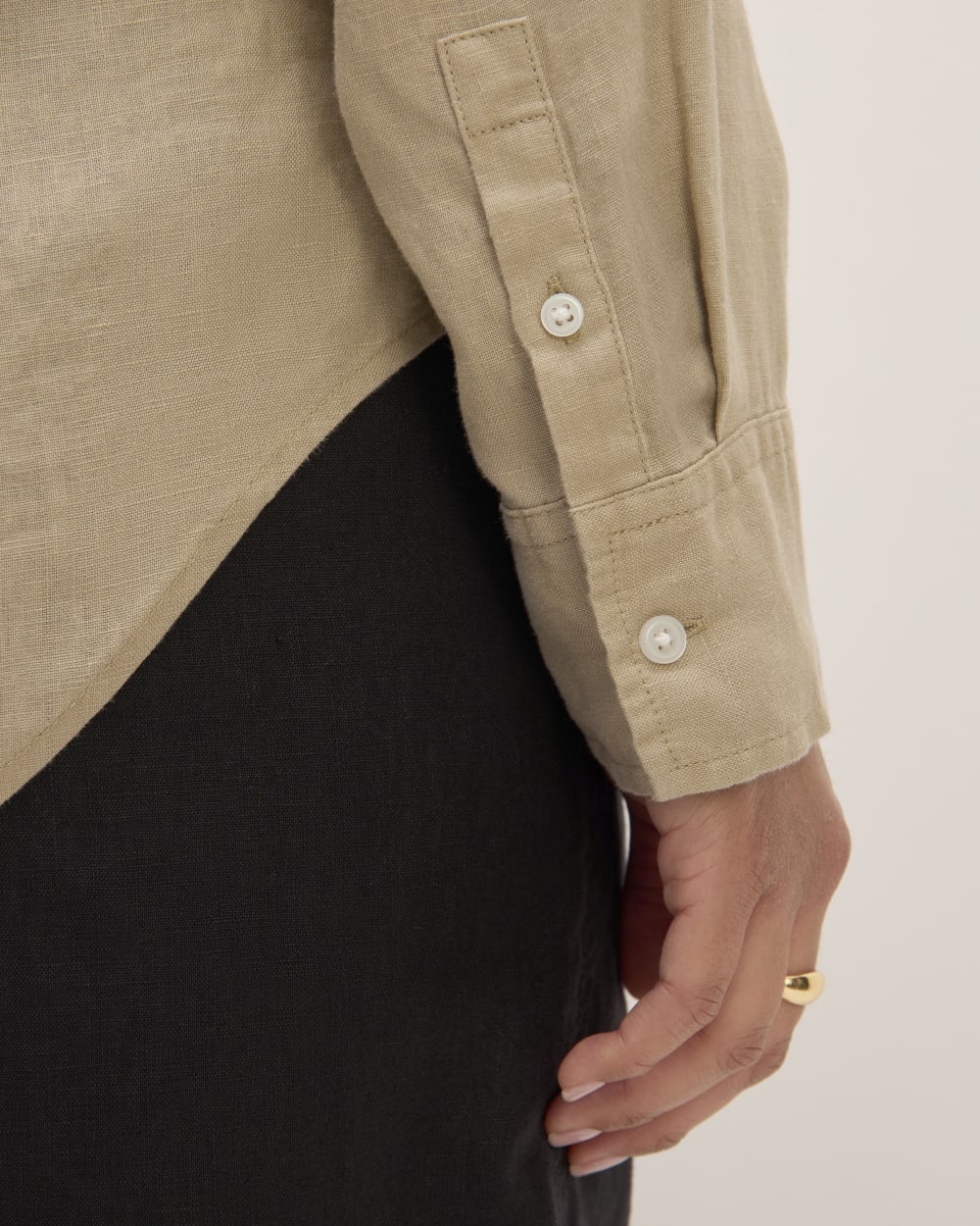 The Must-Have Shirt In Linen | Trench Coat Khaki - Image 5